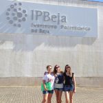 Trzy studentki MWSE stojące przed budynkiem Instytutu Politechnicznego w Beja