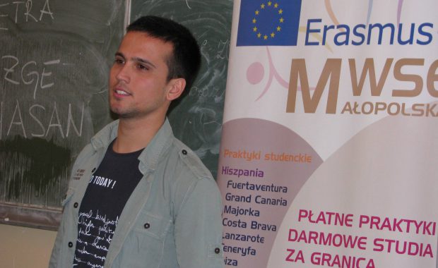 Hasan prowadzi lekcje w SP 2 w Tarnowie