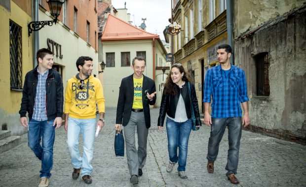 Studenci zagraniczni z koordynatorem Erasmusa na tarnowskiej ulicy