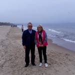 Pracownicy Katedry Zarządzania prof. zw. dr hab. Leszek Kozioł i mgr Karolina Chrabąszcz-Sarad na plaży w Sopocie
