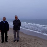 Prof. dr hab. Leszek Kozioł i dr inż Kazimierz Barwacz na plaży w Sopocie